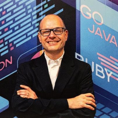 Startup brasileira em Israel desenvolve IA que acelera adoção de tecnologia por empresas