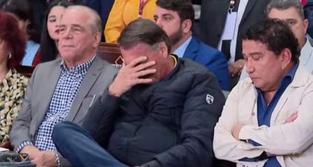 Enquanto saía decisão de Moraes, Bolsonaro foi a culto evangélico ao lado de aliados (Foto: CNN/Reprodução)