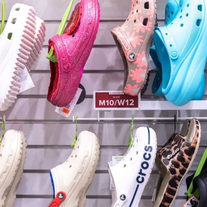 Vendas da Crocs despencam com tarifas e incertezas, a maior queda desde a pandemia