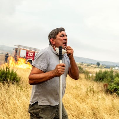 Voluntários se unem a ganadero no combate intenso às chamas em área rural