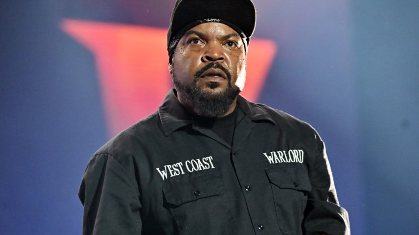 Ice Cube criticou as operações de imigração da ICE do presidente Donald Trump em Los Angeles, acrescentando que "ninguém está seguro" até que a repressão à imigração termine. (Foto: Reprodução)