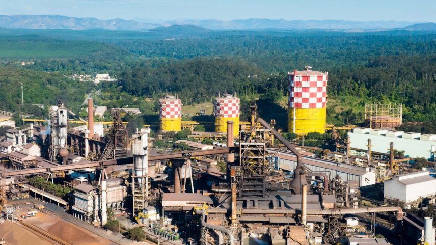 Vista aérea da usina siderúrgica Usiminas em Ipatinga, no Vale do Aço, em Minas Gerais (Foto: Agência O Globo)