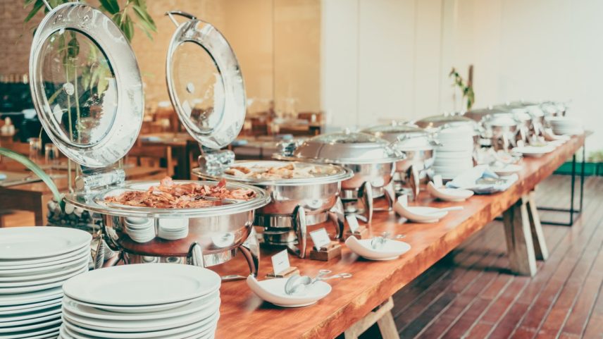 O serviço de buffets pode trazer riscos à saúde — Foto: Freepik