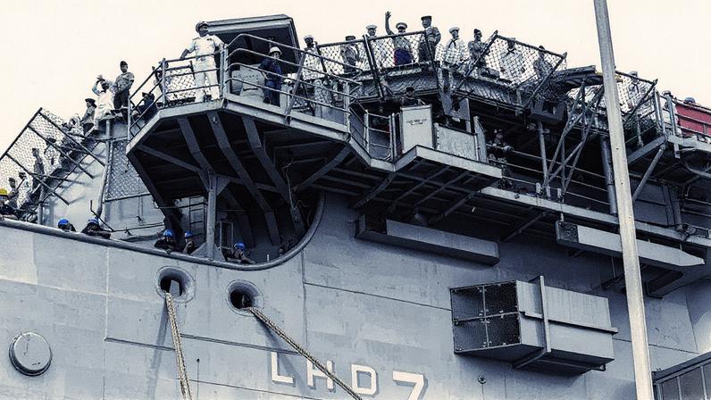 Marinheiros e fuzileiros partem a bordo do navio USS Iwo Jima para operação de combate a cartéis na América Latina (Foto: Marinha dos EUA)