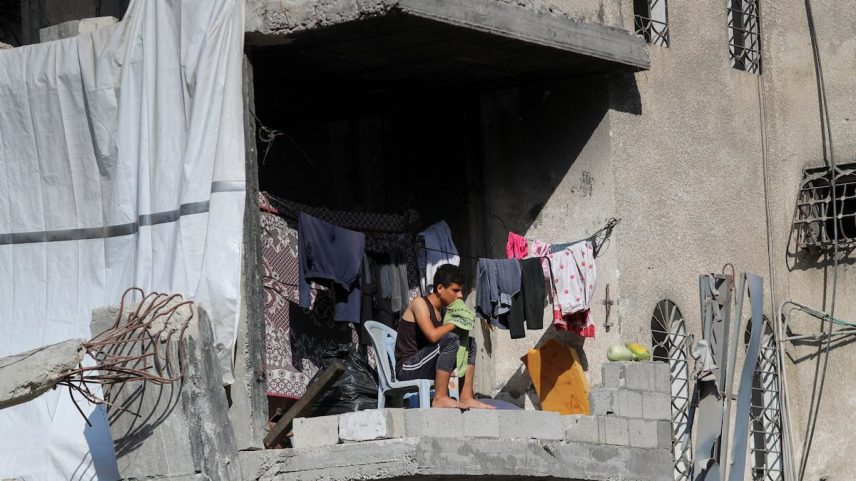 Um palestino sentado em uma casa danificada pela ofensiva israelense, na Cidade de Gaza, nesta quarta-feira. (Foto: Mahmoud Issa/REUTERS)