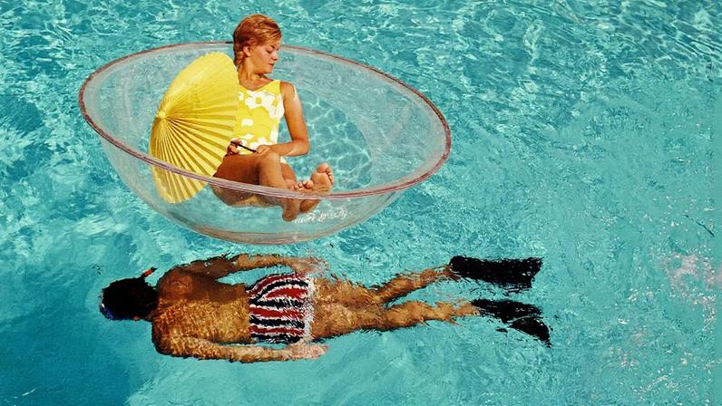 Uma estampa típicamente veraniega: uma casal se relaxa em uma piscina em 1965. O que o cheiro evoca? Possivelmente a cloro e bronceador. (Foto: Dennis Hallinan)