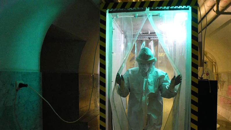 Médico usa equipamento de proteção individual quando a variante Delta provocou ressurgimento da Covid-19 na Rússia; Sarampo lidera entre as doenças mais contagiosas do mundo - 07.jul.21 (Foto: Olga Maltseva /AFP)