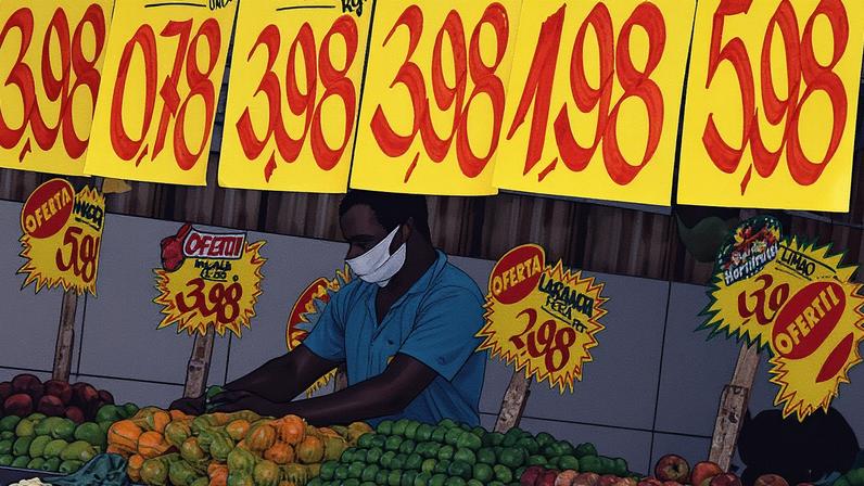 Cartazes com preços de alimentos em mercado no Rio de Janeiro (Foto: Ricardo Moraes/Reuters)