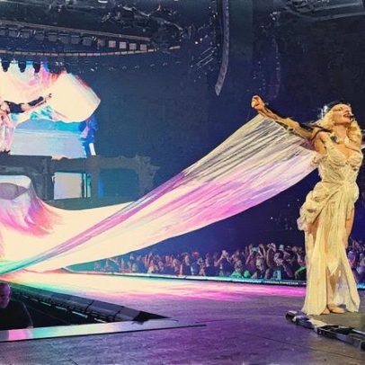 Lady Gaga se emociona com mensagem do noivo antes de show em Nova York