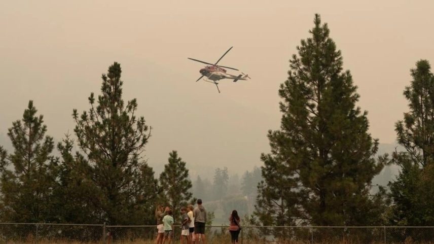 Moradores do oeste do Canadá lutaram para evacuar os locais enquanto incêndios florestais invadiam áreas metropolitanas, em agosto de 2023 (Foto: Paige Taylor White/AFP).