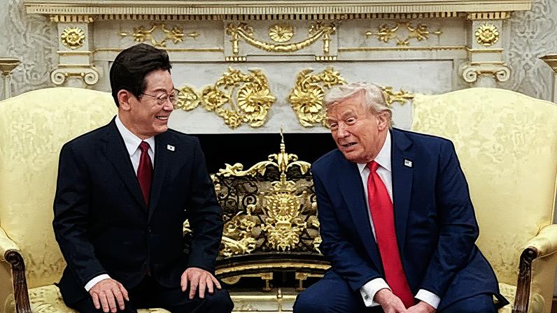 O presidente dos Estados Unidos, Donald Trump (direita), junto a seu homólogo sul-coreano, Lee Jae-myung, no Salão Oval nesta segunda-feira (Foto: Reprodução)