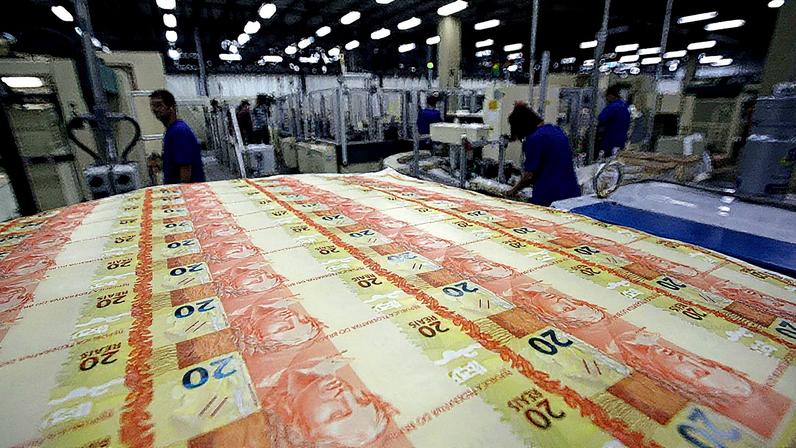 O manejo das verbas federais no orçamento secreto desde 2019, sem os rituais obrigatórios de transparência, produziu uma inédita “degradação institucional” nas palavras do juiz Flavio Dino, do STF. Na foto, impressão de dinheiro na Casa da Moeda — (Marcelo Sayão/EFE)