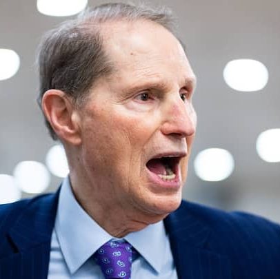 Wyden critica demissão de chefe de estatísticas trabalhistas por Trump