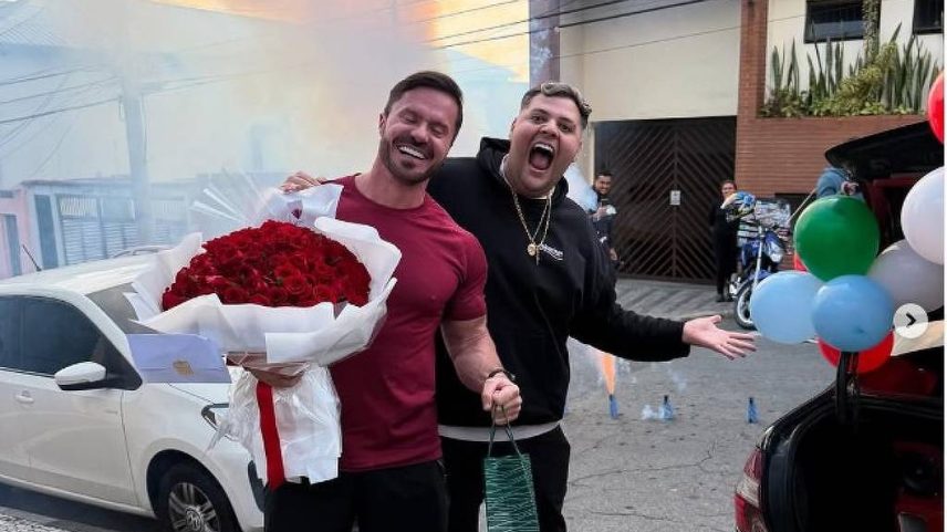 Maumau e Renato Cariani (com buquê) (Foto: Maumau no Instagram)