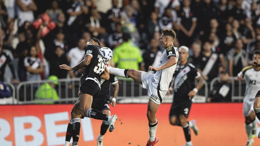 João Victor disputa a bola em Vasco x Atlético-MG (Foto: Pedro Souza/Atlético-MG)