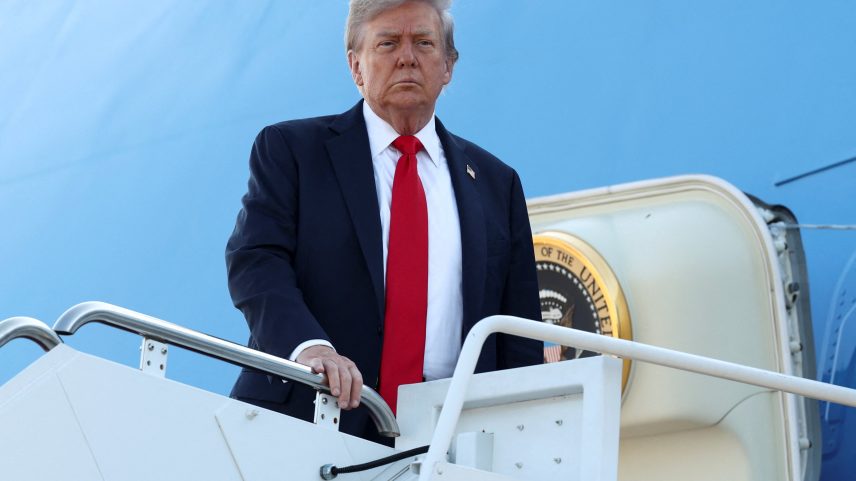 Presidente dos EUA, Donald Trump, embarca no avião presidencial para viagem ao Alasca na base aérea de Andrews, em Maryland (Foto: REUTERS/Kevin Lamarque)