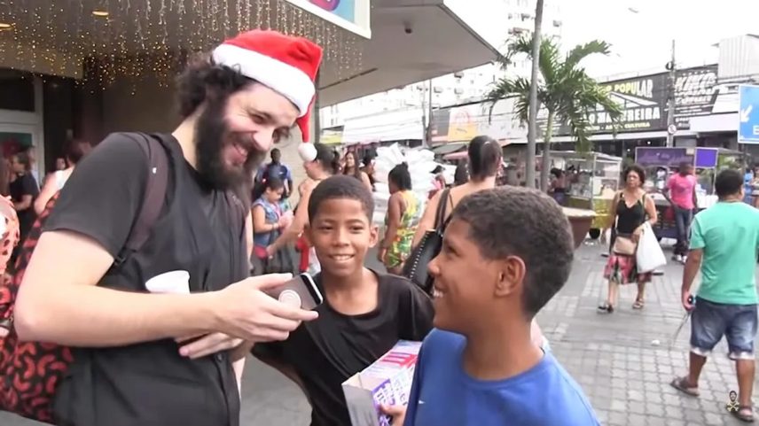 Diogo Defante e os meninos do 'Valeu, Natalina (Foto: YouTube)