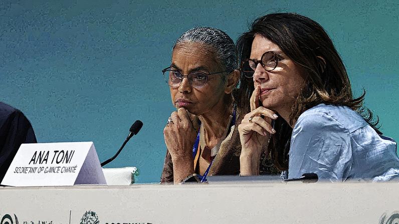 Ministra do Meio Ambiente, Marina Silva (E), e Ana Toni (D), durante a COP 28, em Dubai (Foto: Felipe Werneck / Ministério do Meio Ambiente e Mudança do Clima)