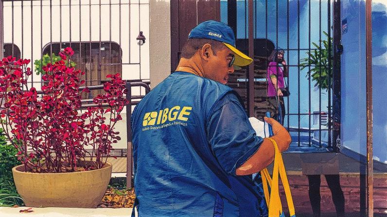 Recenseador do IBGE na região de Moema, em São Paulo (Foto: Ronny Santos/Folhapress)