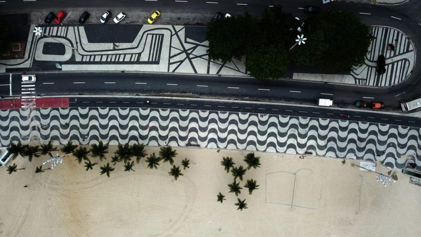 Calçadão de Copacabana, um dos projetos assinados por Burle Marx no Rio (Foto: Custódio Coimbra/Agência O Globo)