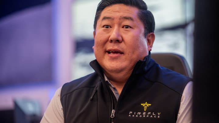 O CEO da Firefly Aerospace, Jason Kim, participa de uma entrevista no centro de operações da Firefly Aerospace em Leander, Texas, EUA, em 9 de julho de 2025. (Foto: Sergio Flores | Reuters)