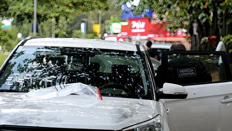 Homem foi executado dentro do carro na Barra da Tijuca, na Zona Oeste, na semana passada (Foto: Alexandre Cassiano / Agência O Globo)