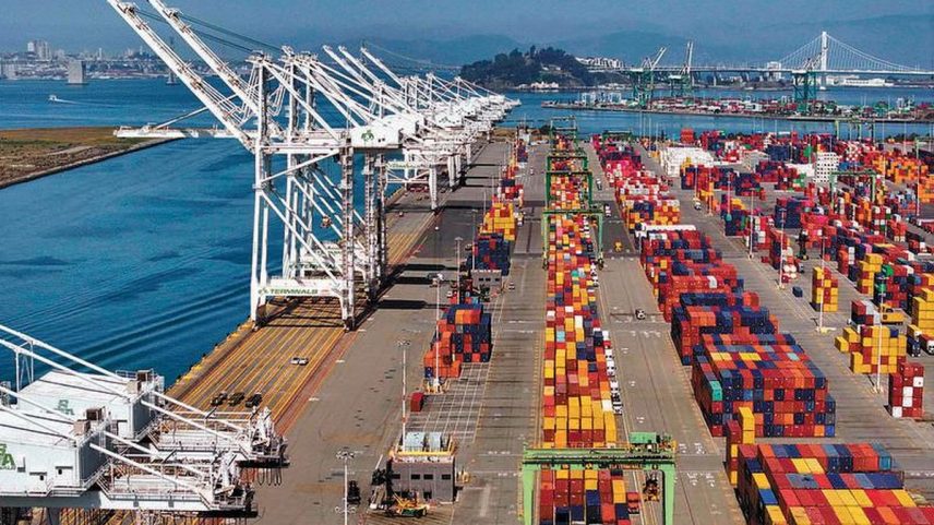 Pouco movimento. O Porto de Oakland, na Califórnia, mostra o impacto da guerra comercial, com importadoras dos EUA sofrendo com cancelamentos de navios fretados da China, por causa do tarifaço (Foto: Justin Sullivan/Getty Images/AFP).