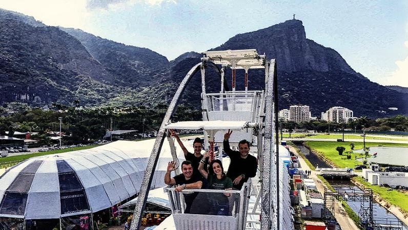 Os chefs se divertem: Heaven Delhaye, Thomas Troisgros, Paula Prandini e Rafa Costa e Silva na roda-gigante (Foto: Alex Ferro)