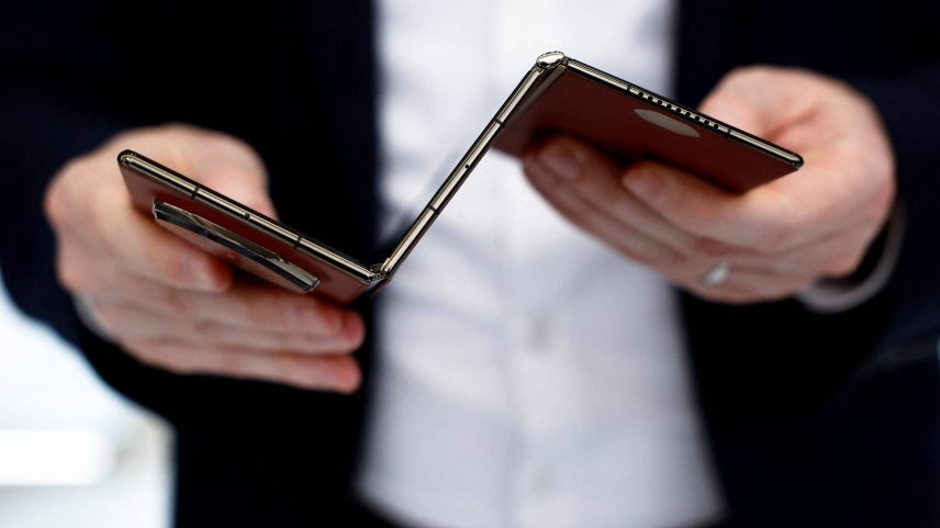 Celular Huawei Mate XT Ultimate, disponível no Brasil por R$ 33 mil (Foto: Albert Gea - 3.mar.2025/Reuters)