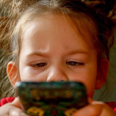 Cuidadores alertam que crianças passam tempo excessivo em telas, aponta Datafolha