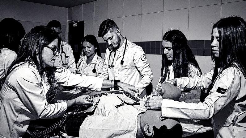 Simulação de emergência médica realizada por alunos da Famene, na Paraíba (Foto: Divulgação/Famene)