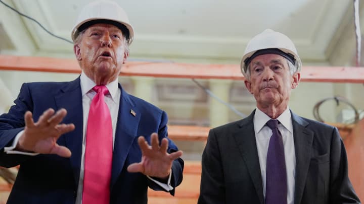 O presidente dos EUA, Donald Trump, fala ao lado do presidente do Federal Reserve, Jerome Powell, durante uma visita ao edifício do Federal Reserve Board, que está passando por reformas, em Washington, D.C., EUA, em 24 de julho de 2025. (Foto: Kent Nishimura | Reuters)