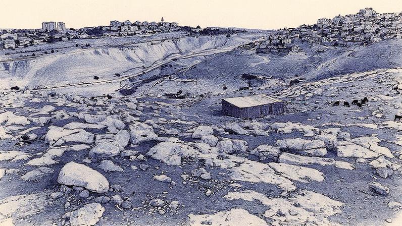 Uma visão geral mostra a área E1, um terreno aberto a leste de Jerusalém, entre o assentamento israelense de Maale Adumim, à esquerda, e a cidade ocupada da Cisjordânia, Eizariya, à direita, na quinta-feira, 14 de agosto de 2025. (Foto: AP Photo/Nasser Nasser)