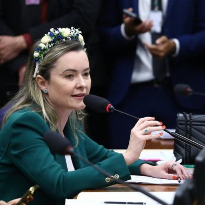 Deputada bolsonarista retorna a Brasília com filha recém-nascida após prisão de Bolsonaro