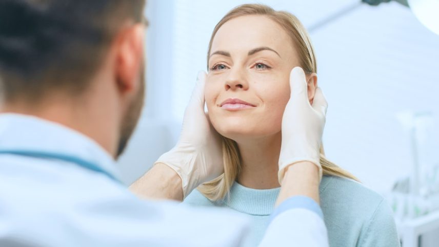 Blefaroplastia lidera a lista de cirurgias estéticas realizadas no mundo (Foto: Gorodenkoff Productions)