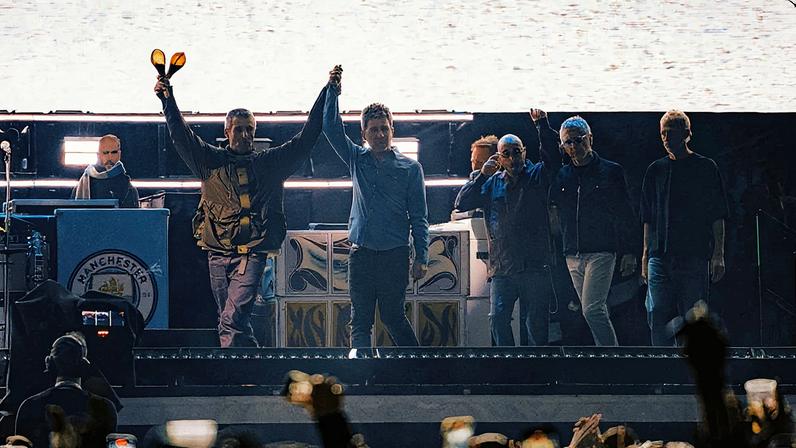 Oasis lançou uma versão ao vivo oficial da faixa 'Bring It On Down' do álbum 'Definitely Maybe', gravada em seu show em Edimburgo na véspera das datas na América do Norte. (Foto: Reprodução)