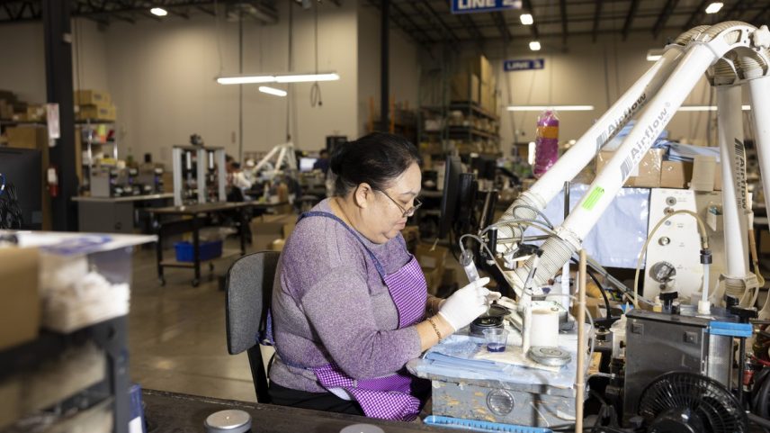 Funcionária monta alto-falantes na fábrica da MISCO, em Minnesota, nos Estados Unidos (Foto: Jenn Ackerman/The New York Times)