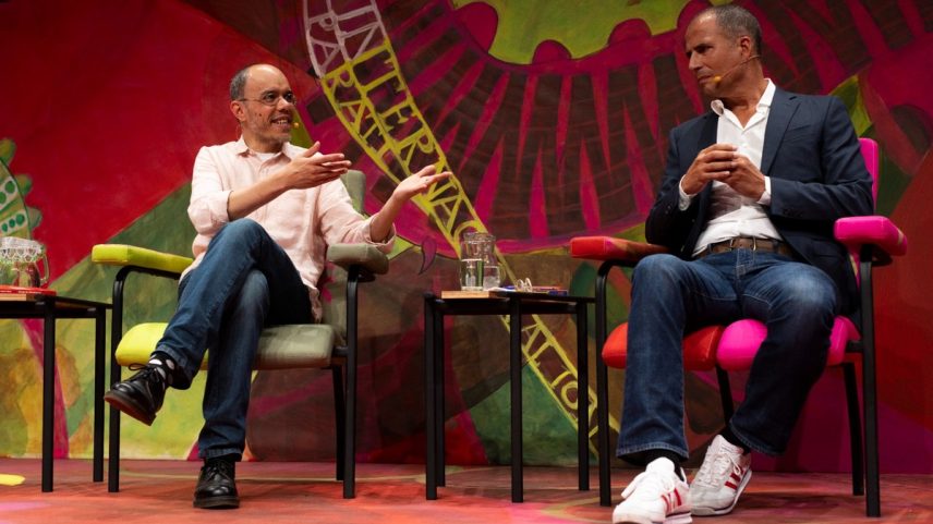 Caetano Galindo e Ricardo Araújo Pereira na mesa Roçar a língua de Camões: 'Acho milagroso e nobre provocar o riso', diz Pereira (Foto: Márcia Foletto)