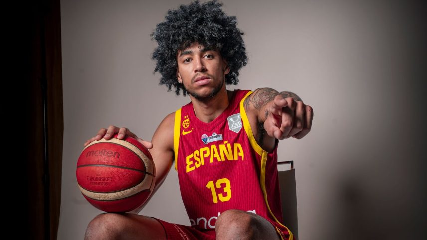 Izan Almansa e Sergio Scariolo, durante um treinamento da Seleção Espanhola de Basquete. (Foto: Reprodução)