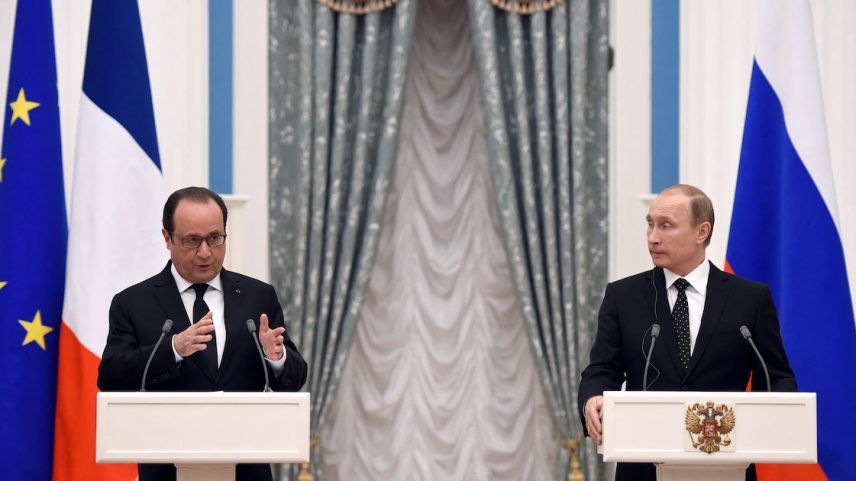 François Hollande, então presidente da França, ao lado do presidente da Rússia, Vladimir Putin, durante um encontro diplomático no Kremlin, Moscou, em 2015. Hollande e Putin se reuniram outras vezes naquele ano para discutir conflitos no leste da Ucrânia (Foto: Stephane de Sakutin/AFP)