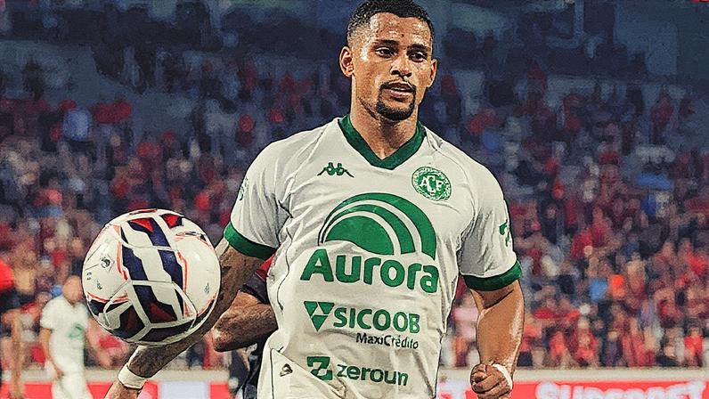 Jogador da Chapecoense em ação durante partida contra o Athletico-PR pela Série B (Foto: Reprodução)
