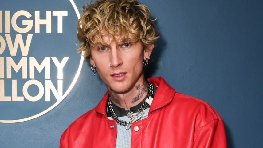 MGK disse que a ex-noiva Megan Fox faz "todo o trabalho" com a filha recém-nascida Saga Blade, ficando irritado quando as pessoas o elogiam por ser um bom pai. (Foto: Reprodução)