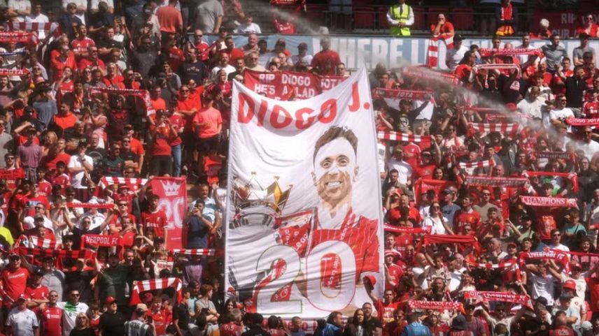 Diogo Jota foi homenageado pelos torcedores na Supercopa da Inglaterra (Foto: John Walton/PA Images via Getty Images)
