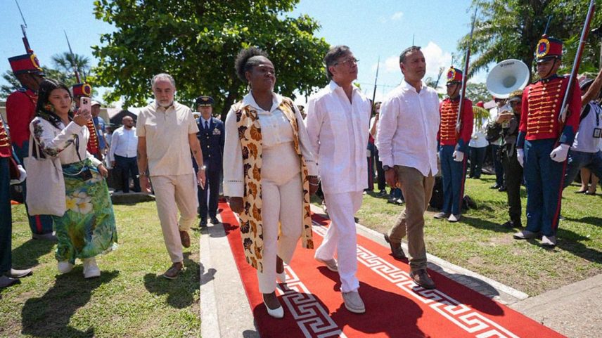O presidente da Colômbia, Gustavo Petro, junto à vice-presidente, Francia Márquez, em Santa Rosa, no dia 7 de agosto. (Foto: Presidência da Colômbia)