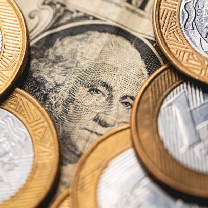 Dólar recua após atingir R$ 5,53 e encerra o dia quase estável