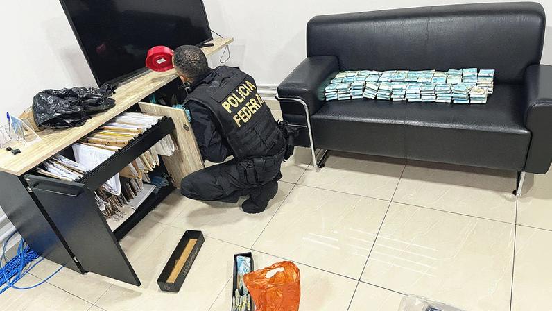 Dinheiro apreendido pela PF em empresa de medicamentos alvo de operação que apura corrupção em São Bernardo do Campo (Foto: Divulgação/Polícia Federal)