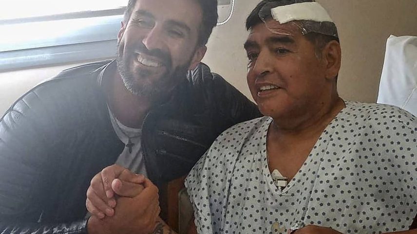 Maradona pousou ao lado do médico Leopoldo Luque em 11 de novembro de 2020, poucos dias antes de morrer (Foto: AFP)