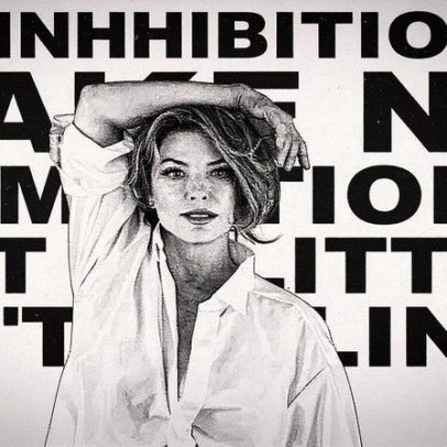 Shania Twain comemora 60 anos com estilo em camisa branca e lingerie preta