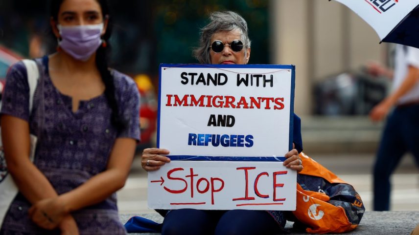 Protesto pelos beneficiários do TPS de Honduras, Nepal e Nicarágua, em Boston, no dia 29 de julho. (Foto: Boston Globe via Getty Images)