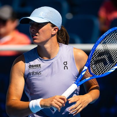 Swiatek avança às oitavas após desistência de Kostyuk por lesão